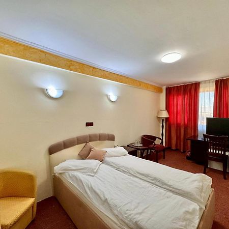 Hotel Helin Aeroport - Craiova Dış mekan fotoğraf