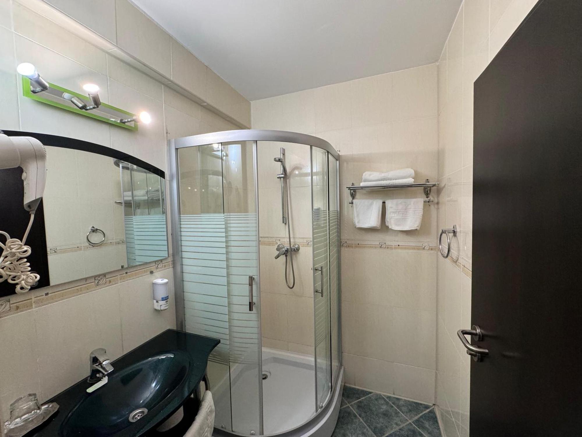 Hotel Helin Aeroport - Craiova Dış mekan fotoğraf