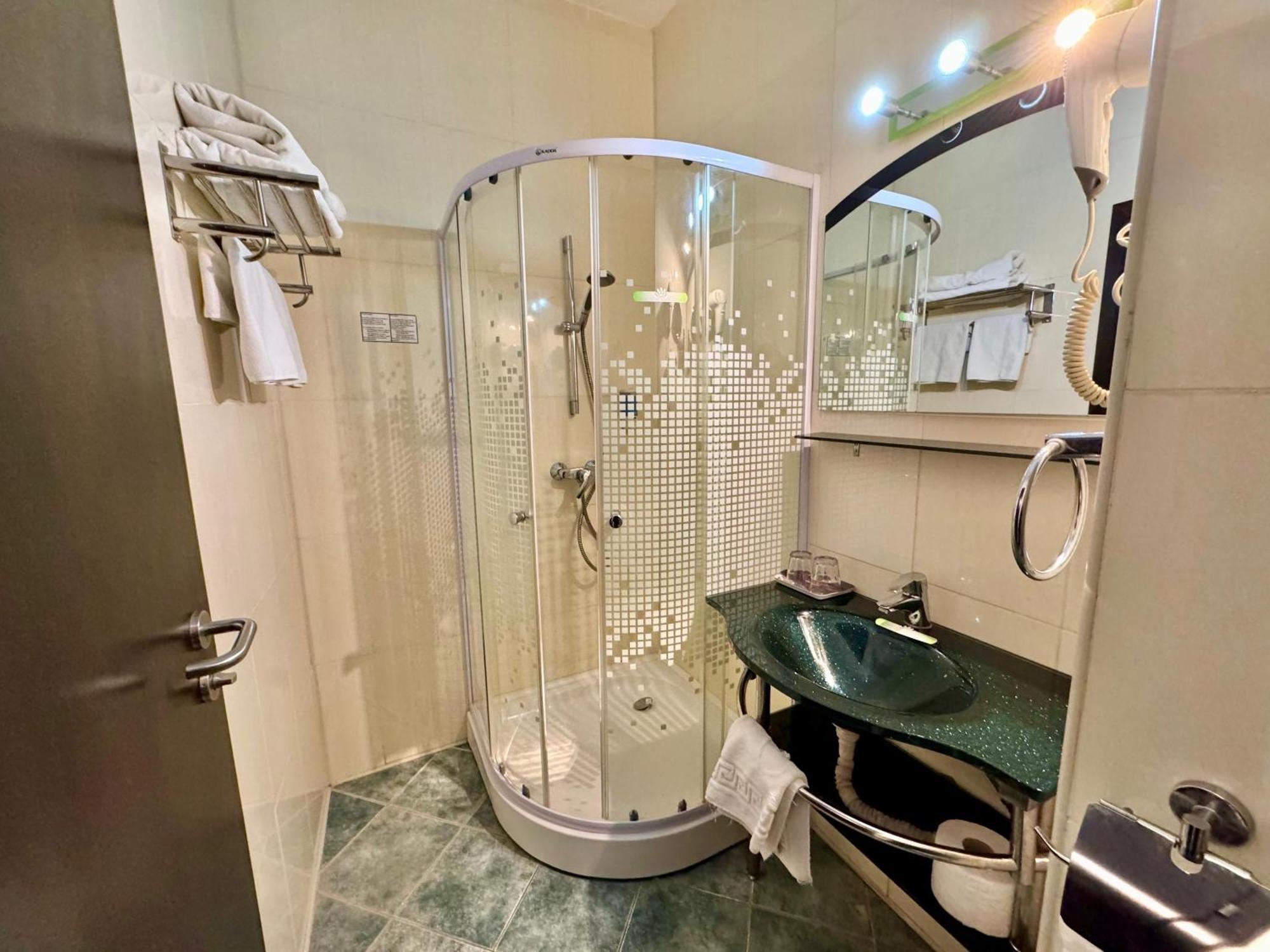 Hotel Helin Aeroport - Craiova Dış mekan fotoğraf