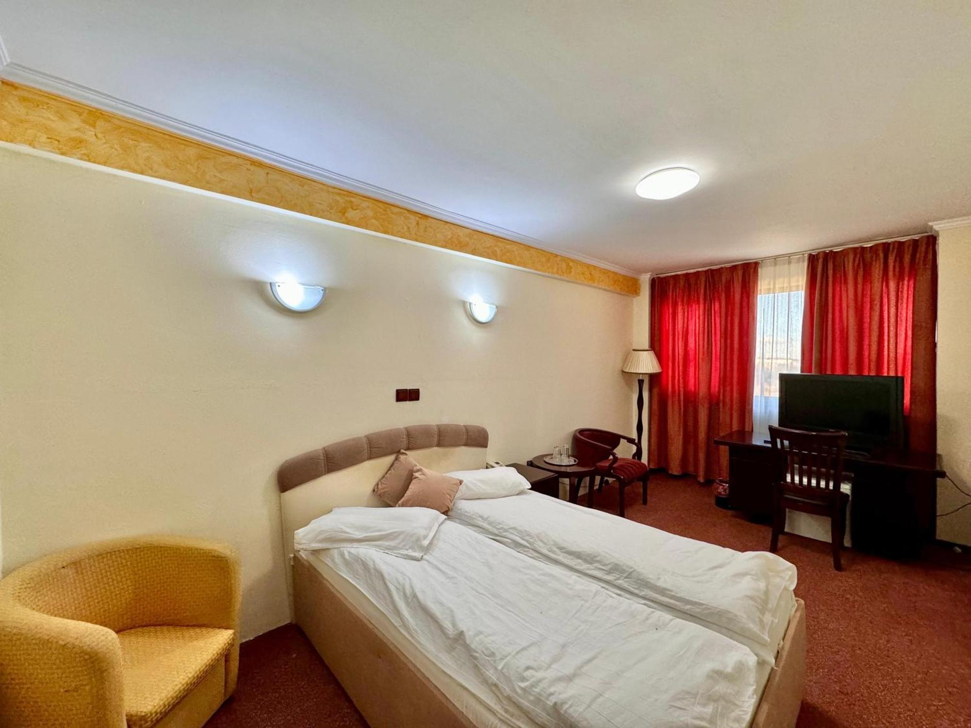 Hotel Helin Aeroport - Craiova Dış mekan fotoğraf