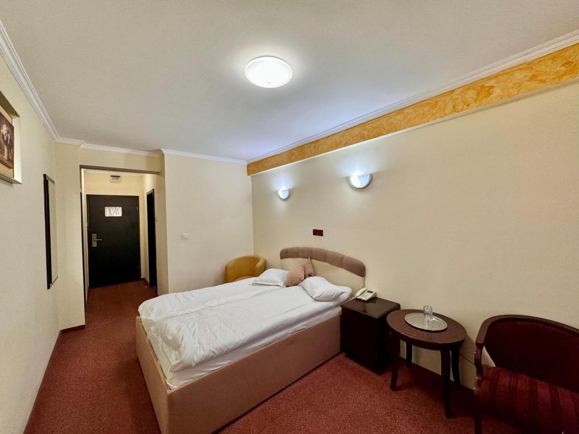 Hotel Helin Aeroport - Craiova Dış mekan fotoğraf
