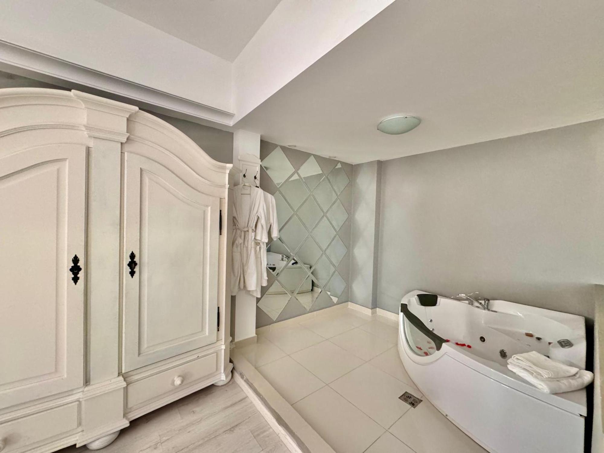 Hotel Helin Aeroport - Craiova Dış mekan fotoğraf