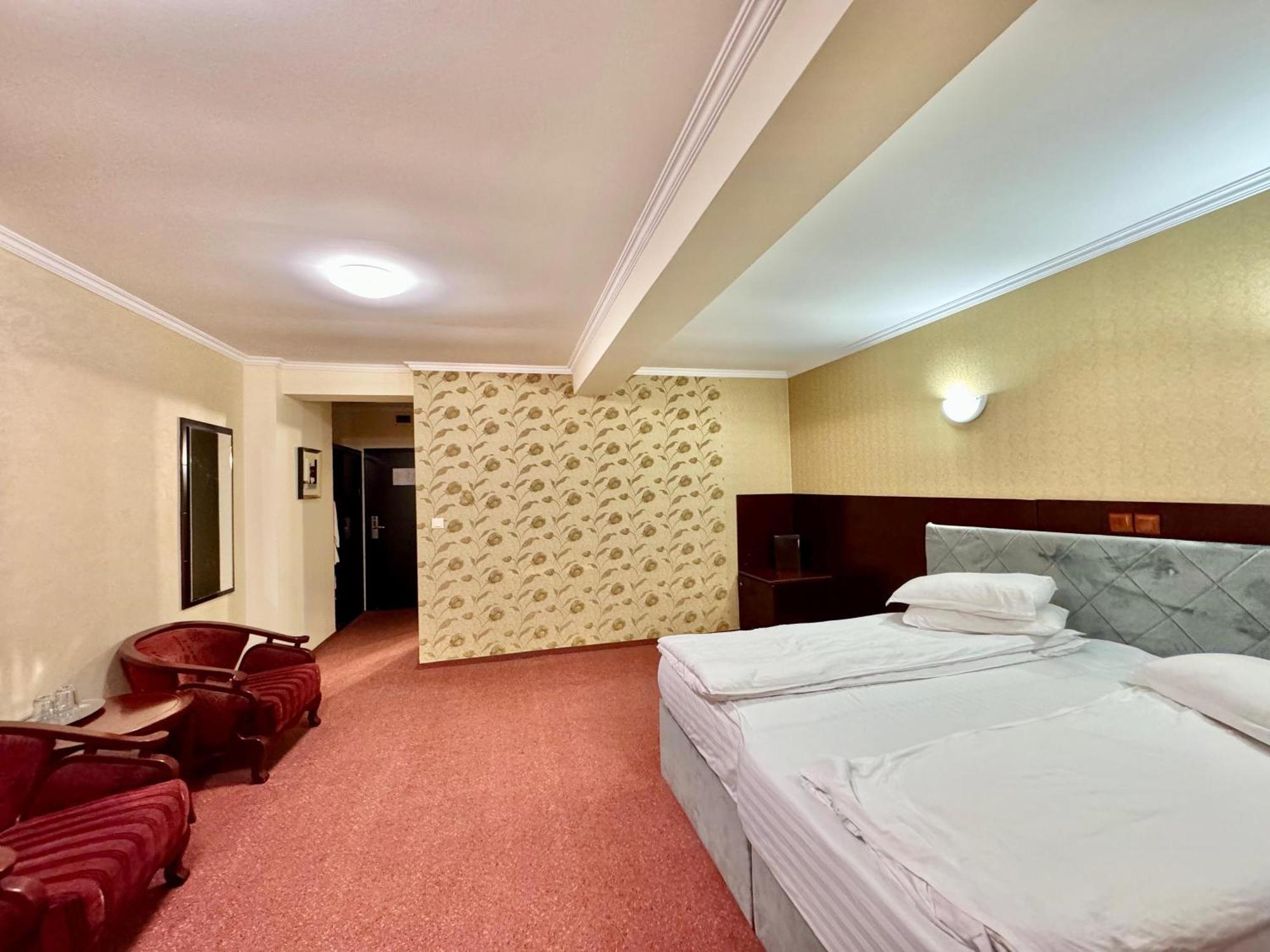 Hotel Helin Aeroport - Craiova Dış mekan fotoğraf