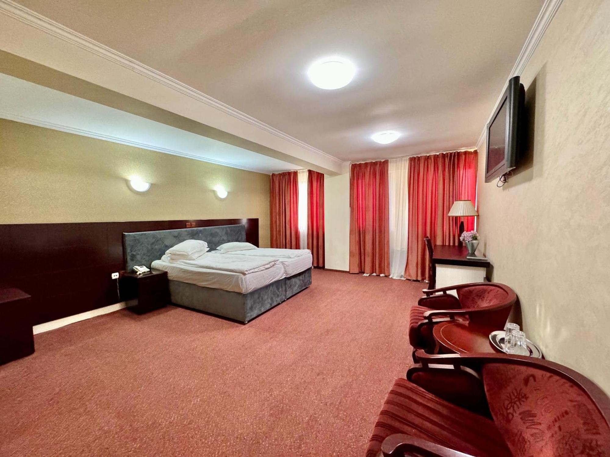 Hotel Helin Aeroport - Craiova Dış mekan fotoğraf
