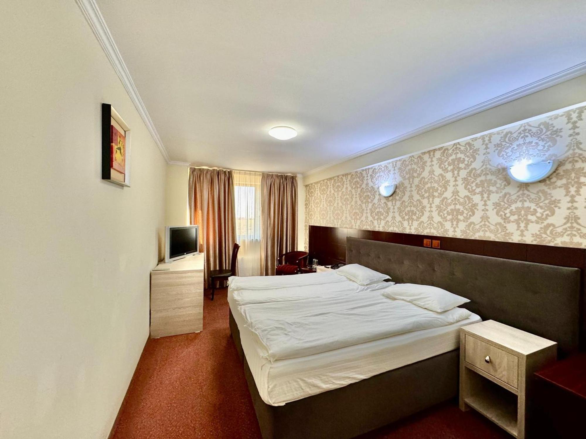Hotel Helin Aeroport - Craiova Dış mekan fotoğraf