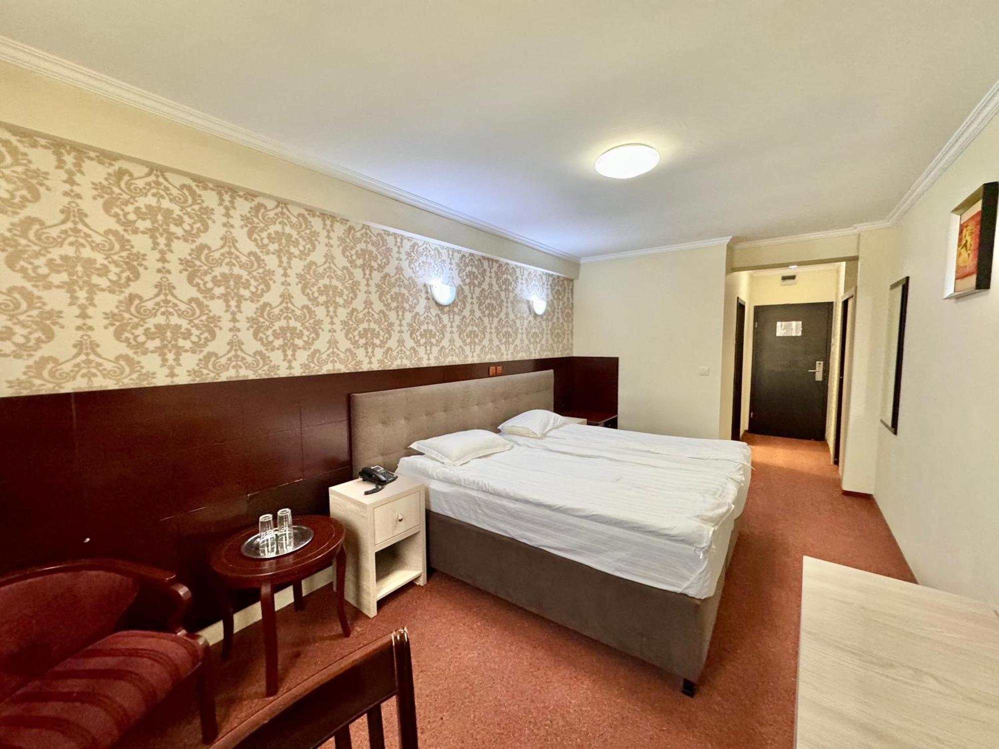 Hotel Helin Aeroport - Craiova Dış mekan fotoğraf