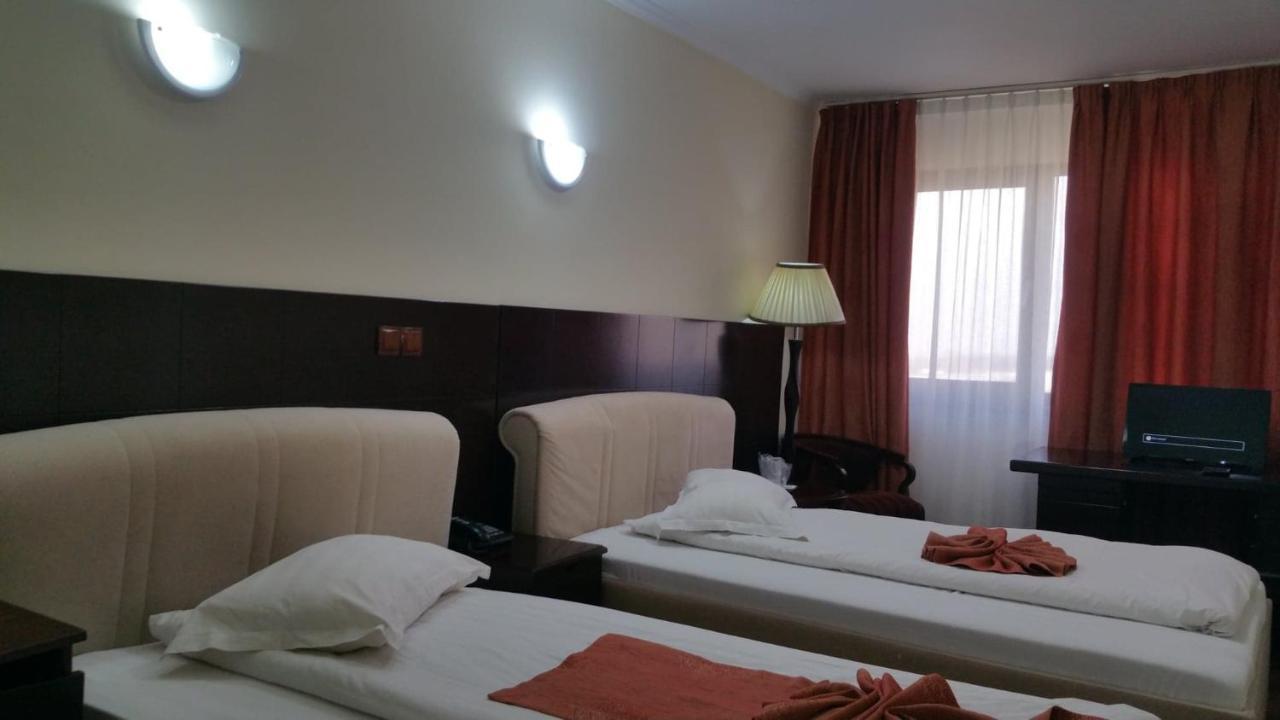 Hotel Helin Aeroport - Craiova Dış mekan fotoğraf