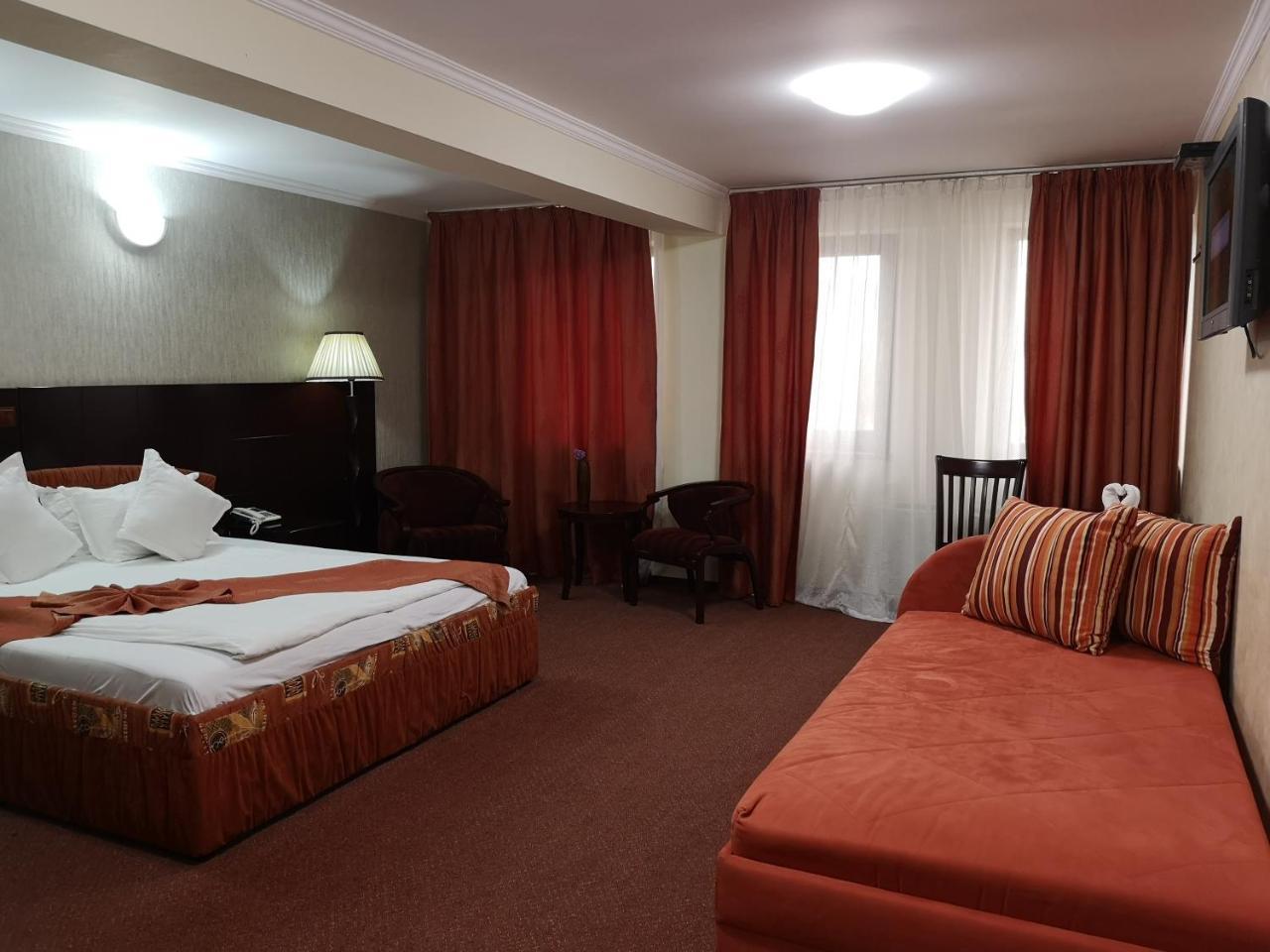 Hotel Helin Aeroport - Craiova Dış mekan fotoğraf